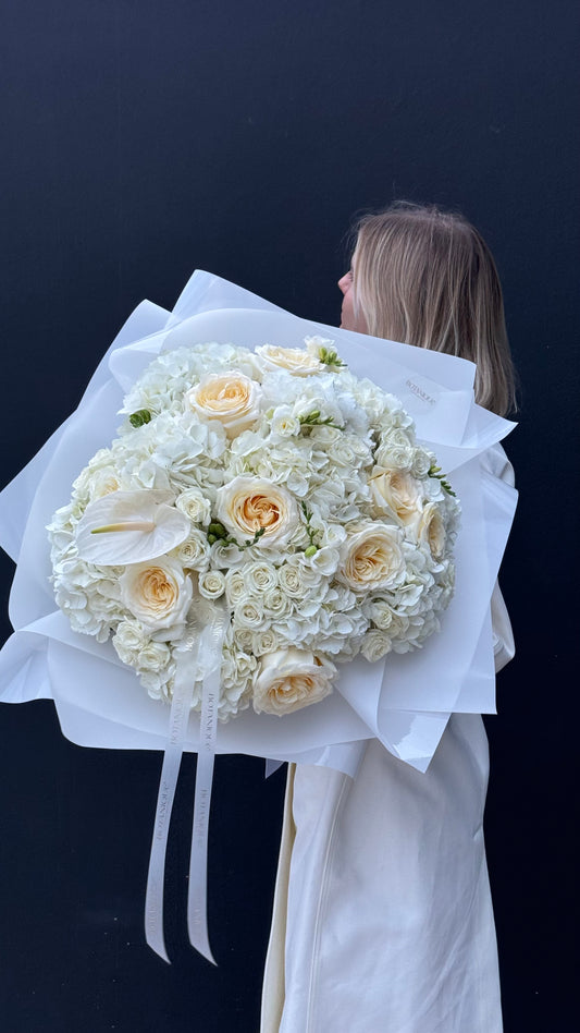 Ramo blanco mixto con rosas, rosas ramificadas y Anthurium